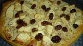 Jablečná pizza se sekanými ořechy