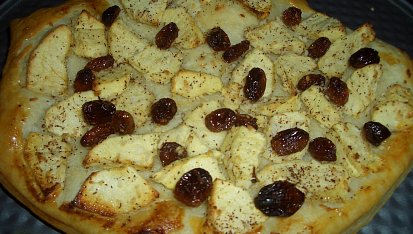 Jablečná pizza se sekanými ořechy