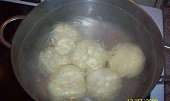 Jahodové knedlíky z bramborovo-tvarohového těsta