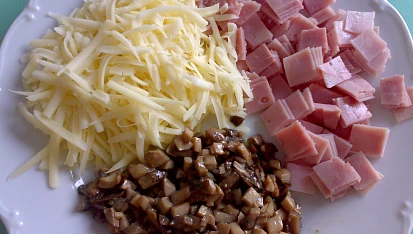 Karbanátky se šunkou, houbami a sýrem