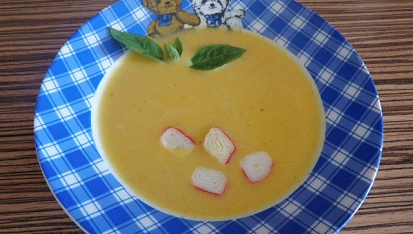 Krémová mrkvová polévka s krabím masem