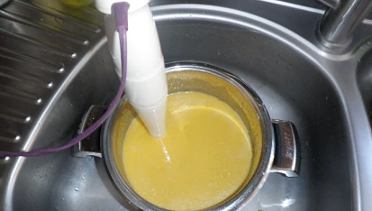 Krémová mrkvová polévka s krabím masem