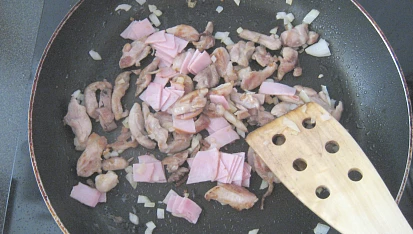 Kuřecí těstoviny s vínem, Nacibuľke opražíme šunku a mäso