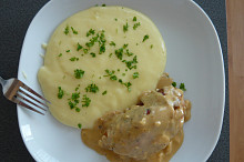S nivou, smetanou a bramborovou kaší 