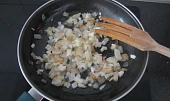 Luštěninové karbanátky, Opražíme cibuľu na slanine