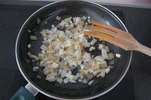 Opražíme cibuľu na slanine