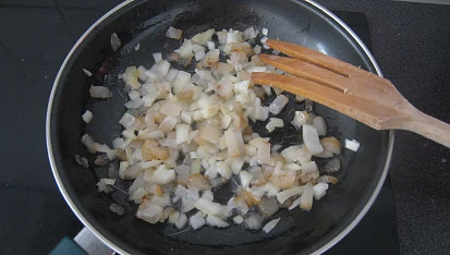 Luštěninové karbanátky, Opražíme cibuľu na slanine