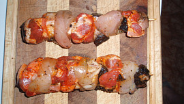 Marinované špízy ze tří druhů masa