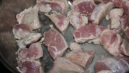 Minutkový guláš, ...restování masa...