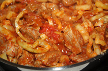 ...přidaná paprika mletá, cibule, papriky...