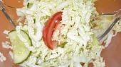 Mísa plná vitamínů, pekingské zelí, okurky, rajčata, paprika