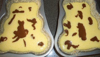 Olejová bábovka II., ... a mramorování částí těsta s kakaem