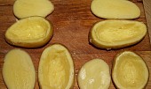 Pečení čerti, brambory vydlabeme