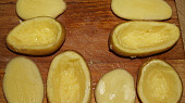 Pečení čerti, brambory vydlabeme