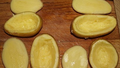 Pečení čerti, brambory vydlabeme