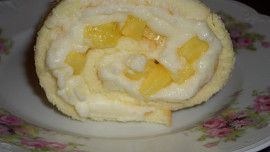 Piškotová roláda s ananasem a šlehačkou