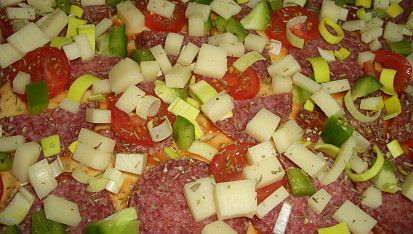 Pizza se salámem a sýrem