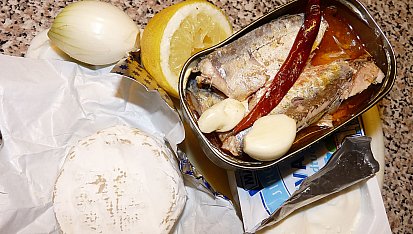 Pomazánka z rybiček, tvarohu a camemebertu