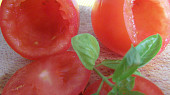 Rajčata plněná brynzou, rajčátka připravená na plnění