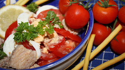 Rajčatový salát s tuňákem