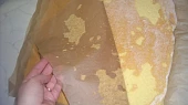 Roláda motaná za studena, po vychladnutí opět převrátit zpět