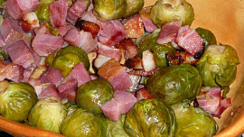 Růžičková kapusta se slaninou a bešamelem.