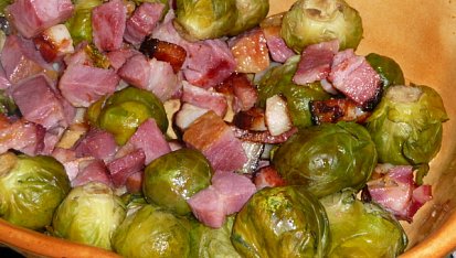Růžičková kapusta se slaninou a bešamelem.
