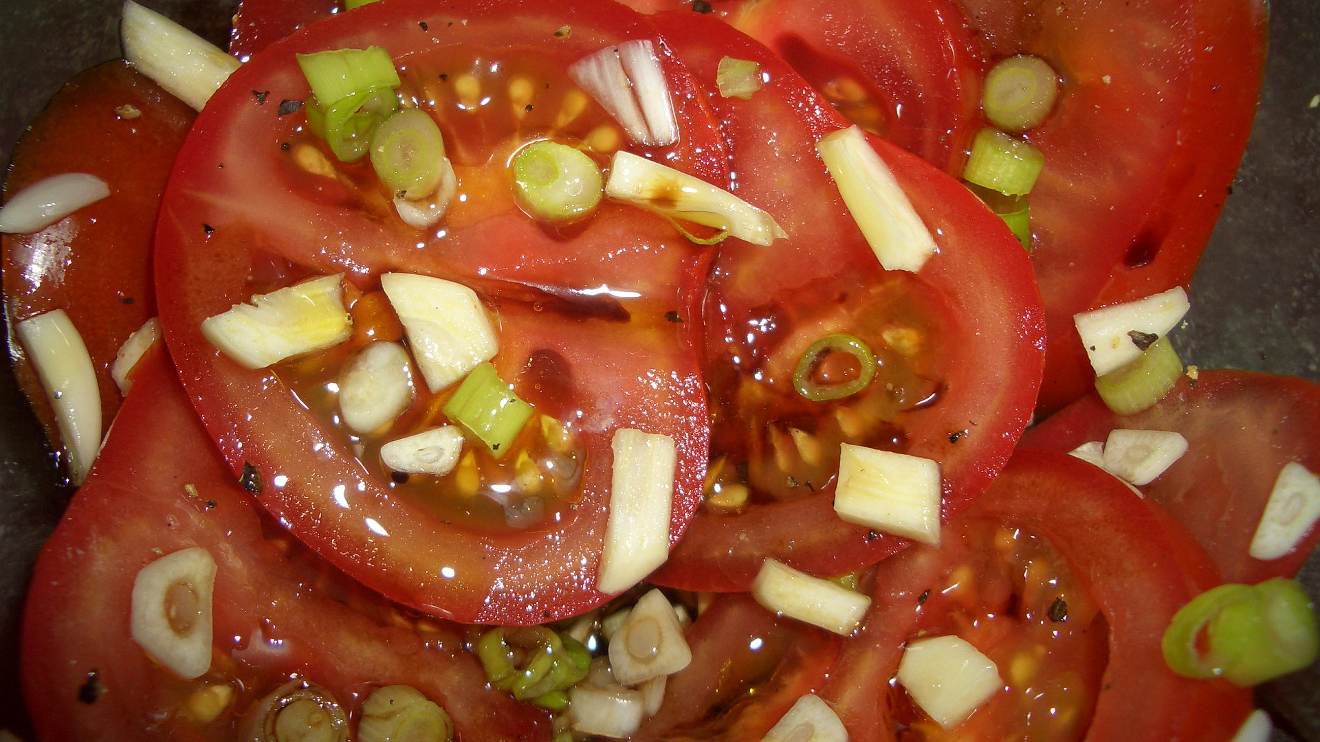 Salát z cibule, česneku a rajčat