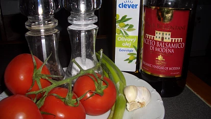 Salát z cibule, česneku a rajčat
