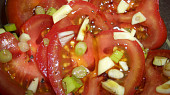 Salát z cibule, česneku a rajčat