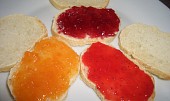 Sladká veka, veka namazaná meruňkovou, jahodovou a třešňovou marmeládou