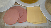 Smažený sýr se salámem a salám se sýrem