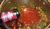 Špagetová omáčka ( přidáme kečup, soj. a wor.omáčku a zalijeme červeným vínem)