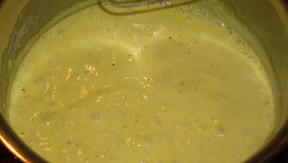 Špagety, svařená šlehačka s česnekem a žloutkem