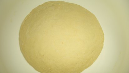 Těsto na pizzu,  ... a zpracované těsto. Necháme nakynout.