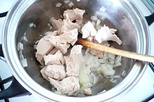 Droždie opražíme na cibuľke