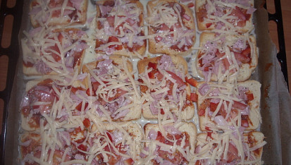 Toustová  "pizza" - rychlá večeře, před upečením