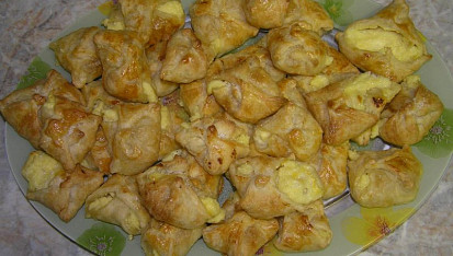 Tvarohové šátečky z listového těsta, vyzkoušela jsem a vyšlo mi z toho tohle - moc velká dobrota :)