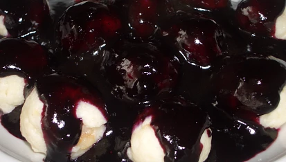 Tvarohovo-rohlíkové knedlíčky s borůvkovou omáčkou