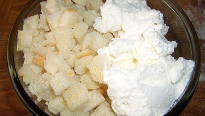 Tvarohovo-rohlíkové knedlíčky s borůvkovou omáčkou