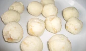 Tvarohovo-rohlíkové knedlíčky s borůvkovou omáčkou