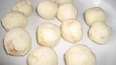 Tvarohovo-rohlíkové knedlíčky s borůvkovou omáčkou
