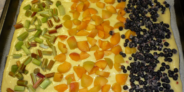 Bleskový kefírový koláč s ovocem