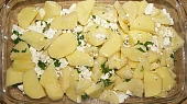 Brambory s balkánským sýrem, brambory proložíme sýrem a dáme do pekáčku