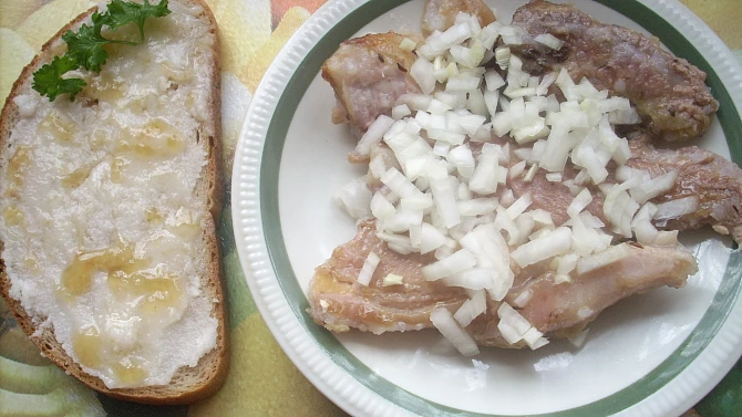 Bůček s cibulí
