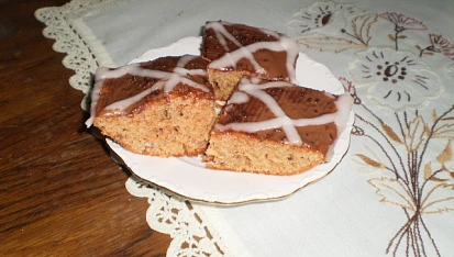Buchta z kefíru, pomazané nutelou a cukrová poleva