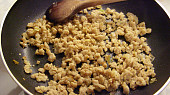 Celozrnné špagety se sójovou omáčkou, sójový granulát osmahnutý na cibulce s česnekem