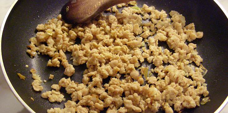 sójový granulát osmahnutý na cibulce s česnekem