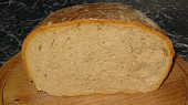 Chléb pšenično-žitný z pivního kvásku, na řezu
