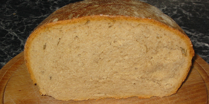 Chléb pšenično-žitný z pivního kvásku (na řezu)